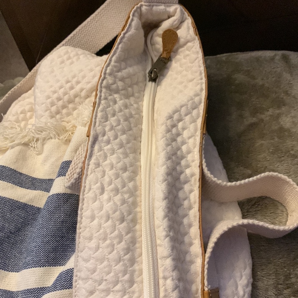 Used once Roxy crossbody. - Picture 6 of 8
